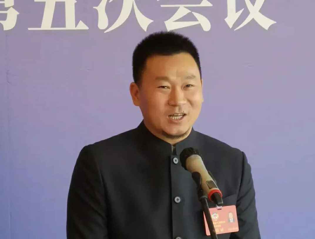 202204221343.jpg 为进一步展示市政协团结、民主、开放、自信的形象,向市民和网友展示政协委员的履职风采,中山市政协十二届五次会议在2月4日上午开幕前开设“委员通道”,市政协委员、长沙旭尧高新技术开发有限公司公司总经理陈朝阳走进“委员通道”,回应社会关切的问题。他就如何做好城市应急管理规划的问题进行发言,并回答记者提问。.jpg